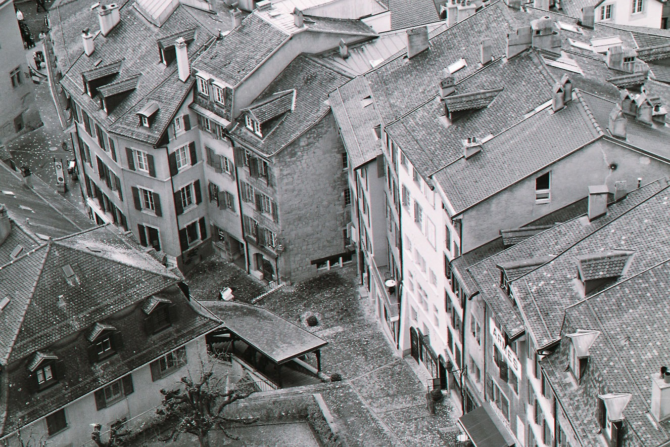 Stadtfotografie in einem historischen Stadtkern aufgenommen von Madalina Schneider, Fotografin im Erzgebirge