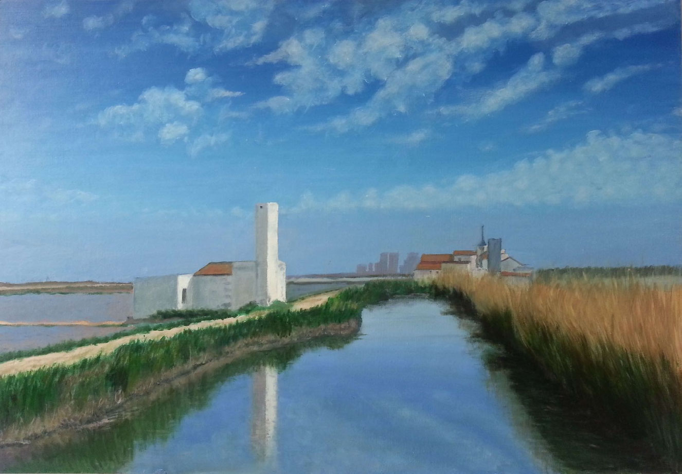 Vista del canal de la Albufera con una casa reflejada en el agua y una barca.
