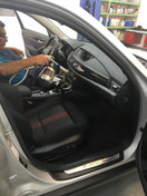Mitarbeiter von Wash Clean Bochum beim Säubern des Innenraums eines Autos