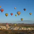 Heißluftballone am Morgen vor blauem Himmel in Kappadokien in der Türkei