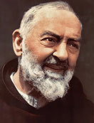 Padre Pio gemälde porträt mit weißem Haar und Bart in dunkler Robe, vor dunklem Hintergrund.