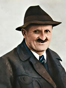 Alois Irlmaier Portraitfoto, Freilassinger Brunnenbauer in Lederjacke vor neutralem Hintergrund.