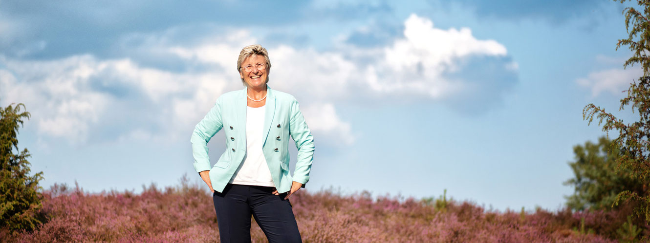 Karin Thorey - Freie Rednerin für Soltau und den Heidekreis (in der Lüneburger Heide stehend)