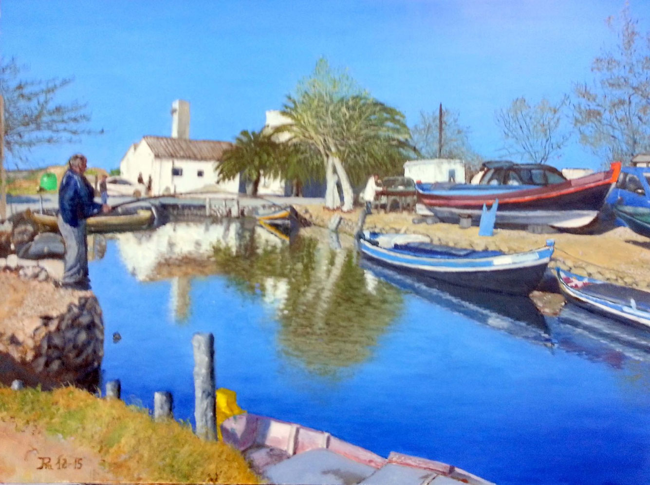 Pequeño puerto con barcas amarradas, pescador en la orilla y casas blancas reflejadas en el agua en un día luminoso.