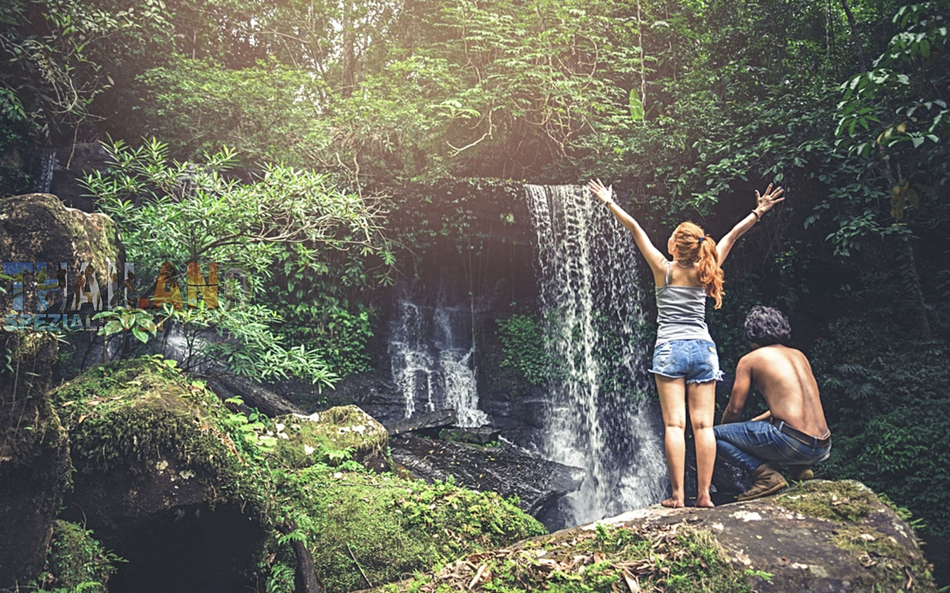 2 westliche Touristen am Wasserfall im Nationalpark Phu Hin Rong Kla