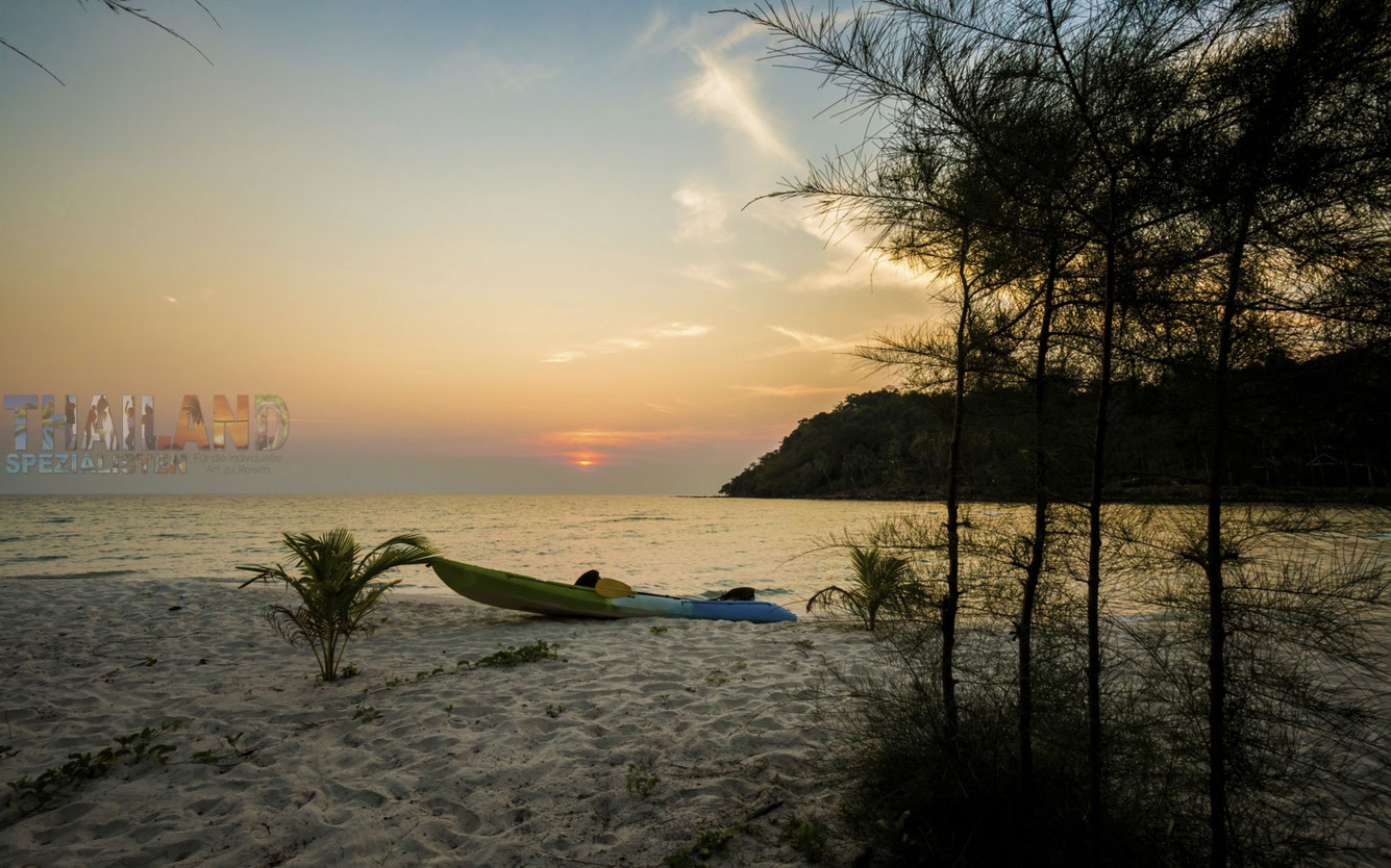 Sonnenuntergan am strand auf der insel der liebe, koh kradan, thailand