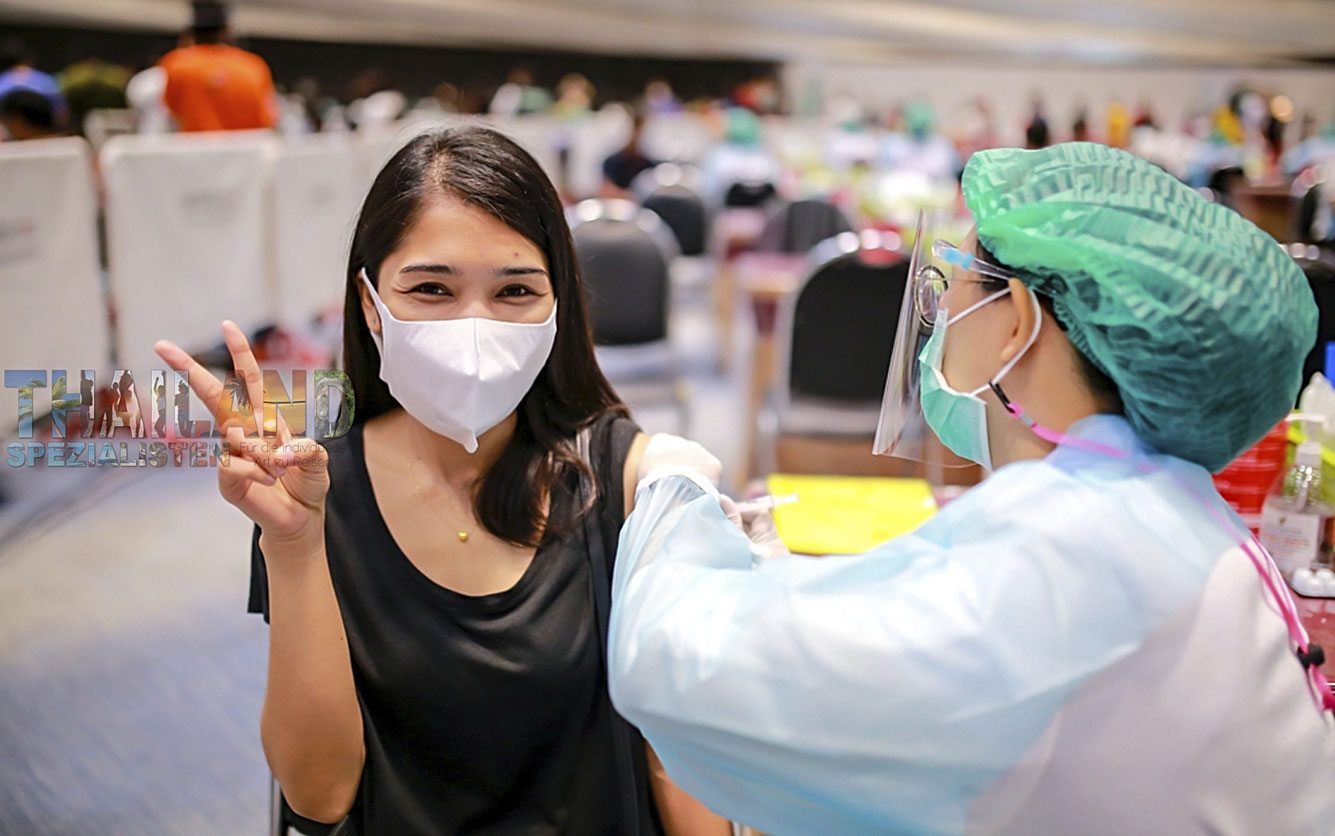 Thailänderin bekommt in Bangkok eine Schutzimpfung