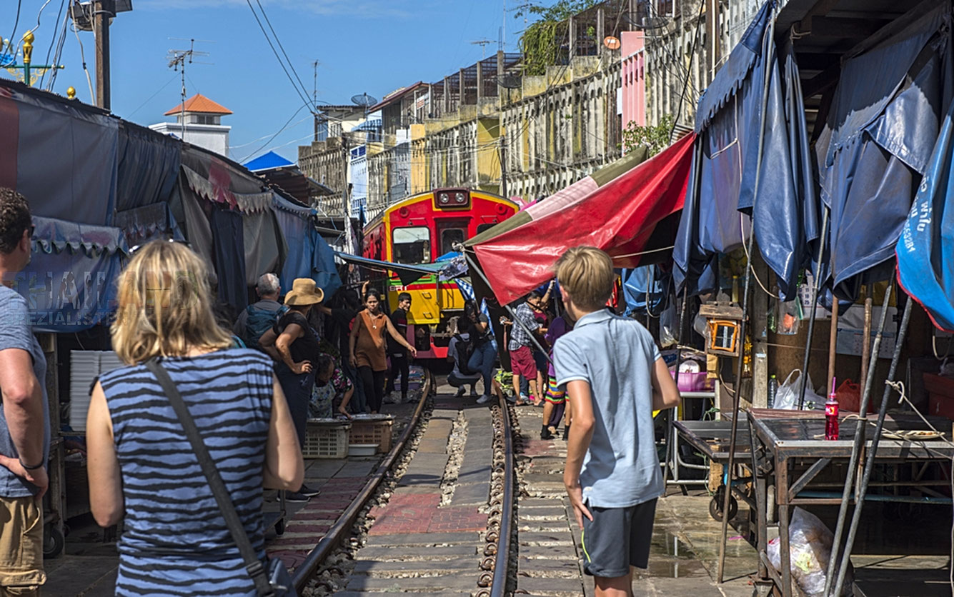 Auf den ersten Blick erscheint der Maeklong Railway Market wie ein typischer thailändischer Markt. Es ist jedoch ungewöhnlich, dass eine Eisenbahnlinie mitten durch den Markt führt. An Thailands Eisenbahnmarkt ist es Alltag und für die Verkäufer Routine.