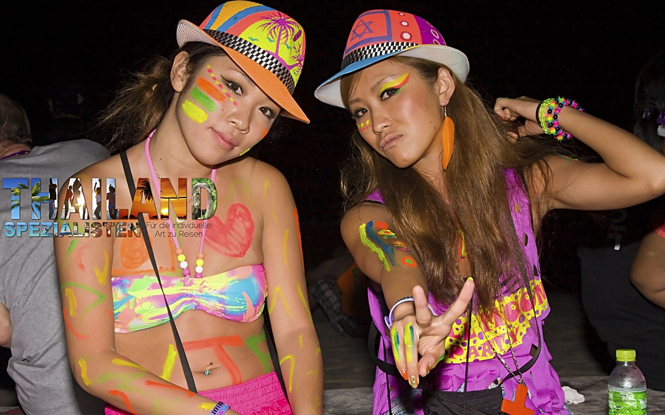 zwei hübsche junge Thailänderinnen feiern auf Koh Phangan die Full Moon Party