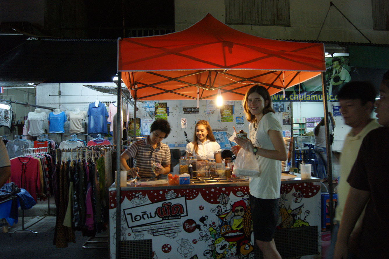 Nachtmarkt-Vibes: Erlebe die lebhafte Atmosphäre und probiere dich durch die Vielfalt der thailändischen Küche in Surat Thani.