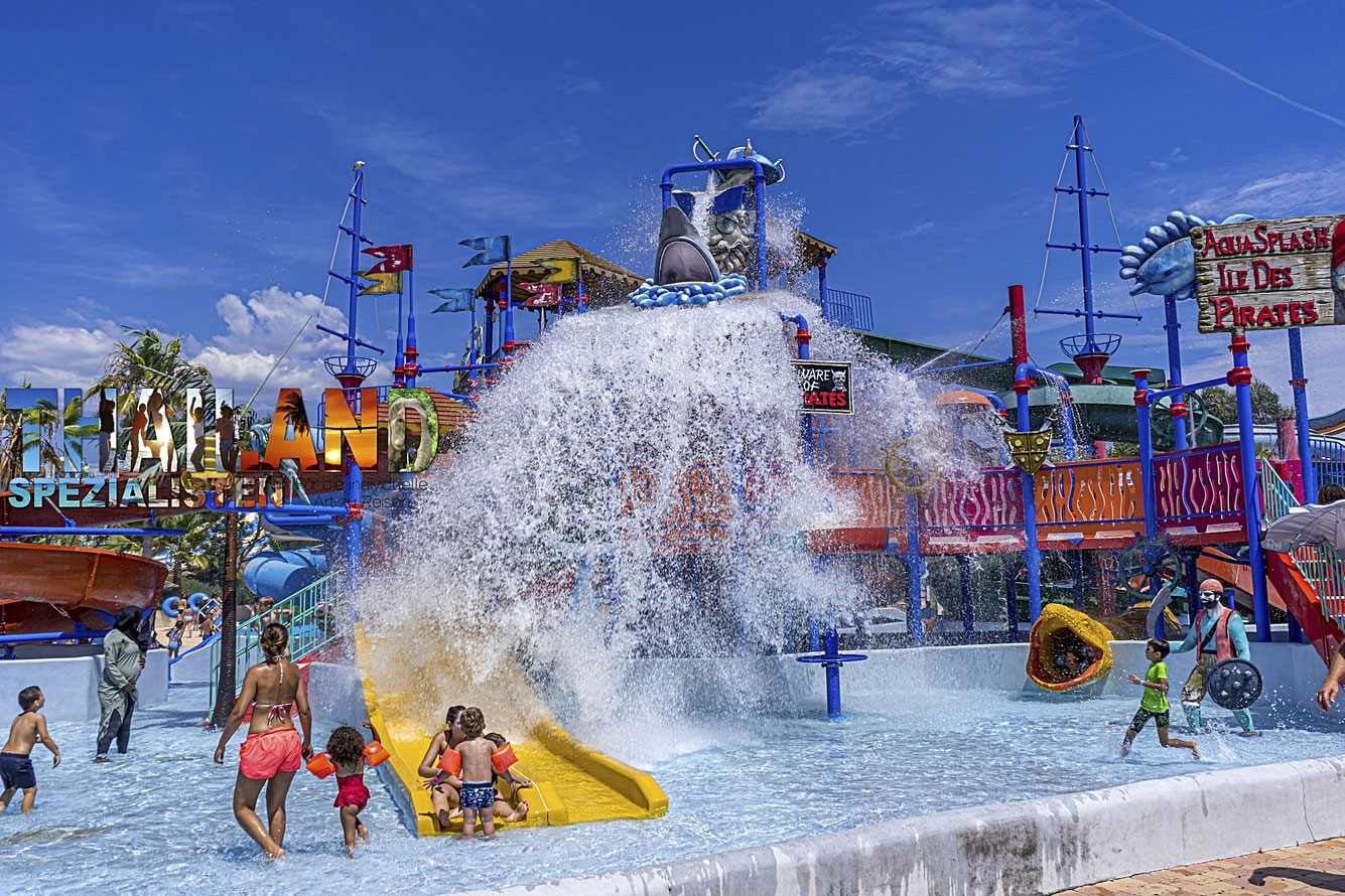 Wasserpark wo viele Kinder spielen, Thailand