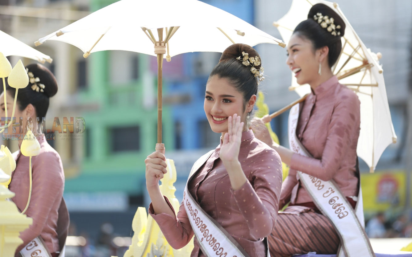 Thai Frauen in traditioneller Outfit