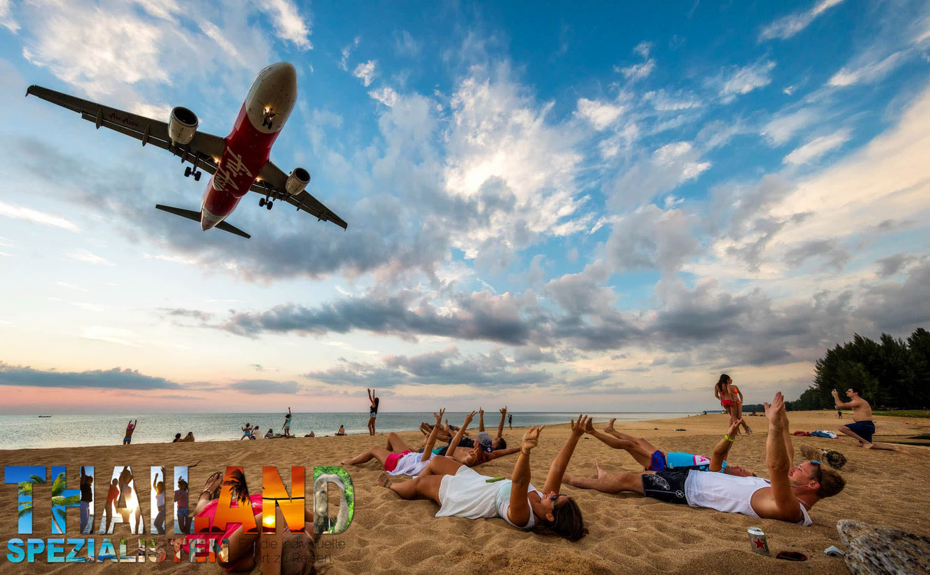 Flugzeug der Air Asia fliegt dicht über dem Strand