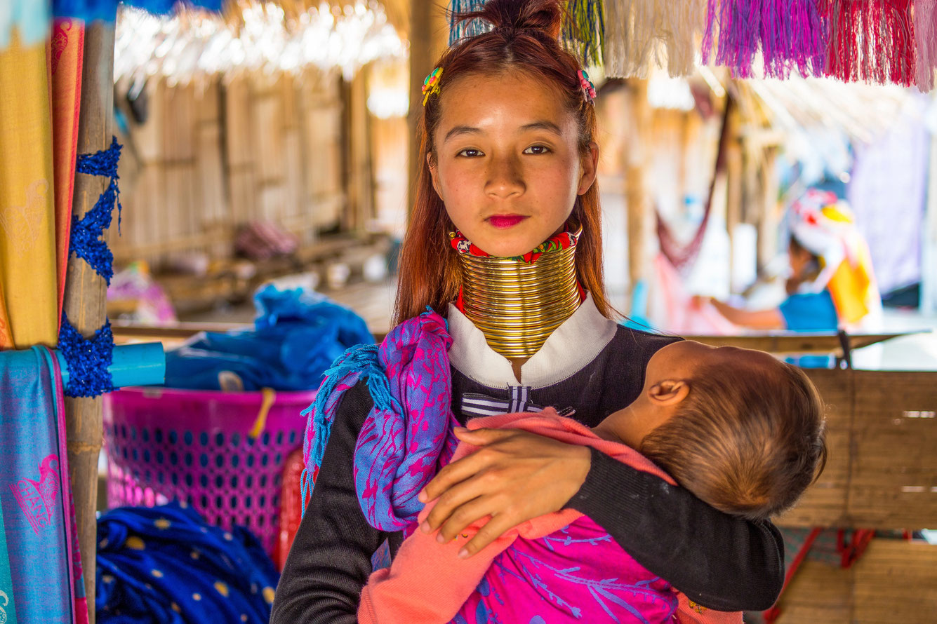 Mutter der Hmong (Bergvolk) mit ihrem schlafenden Sohn auf dem Arm