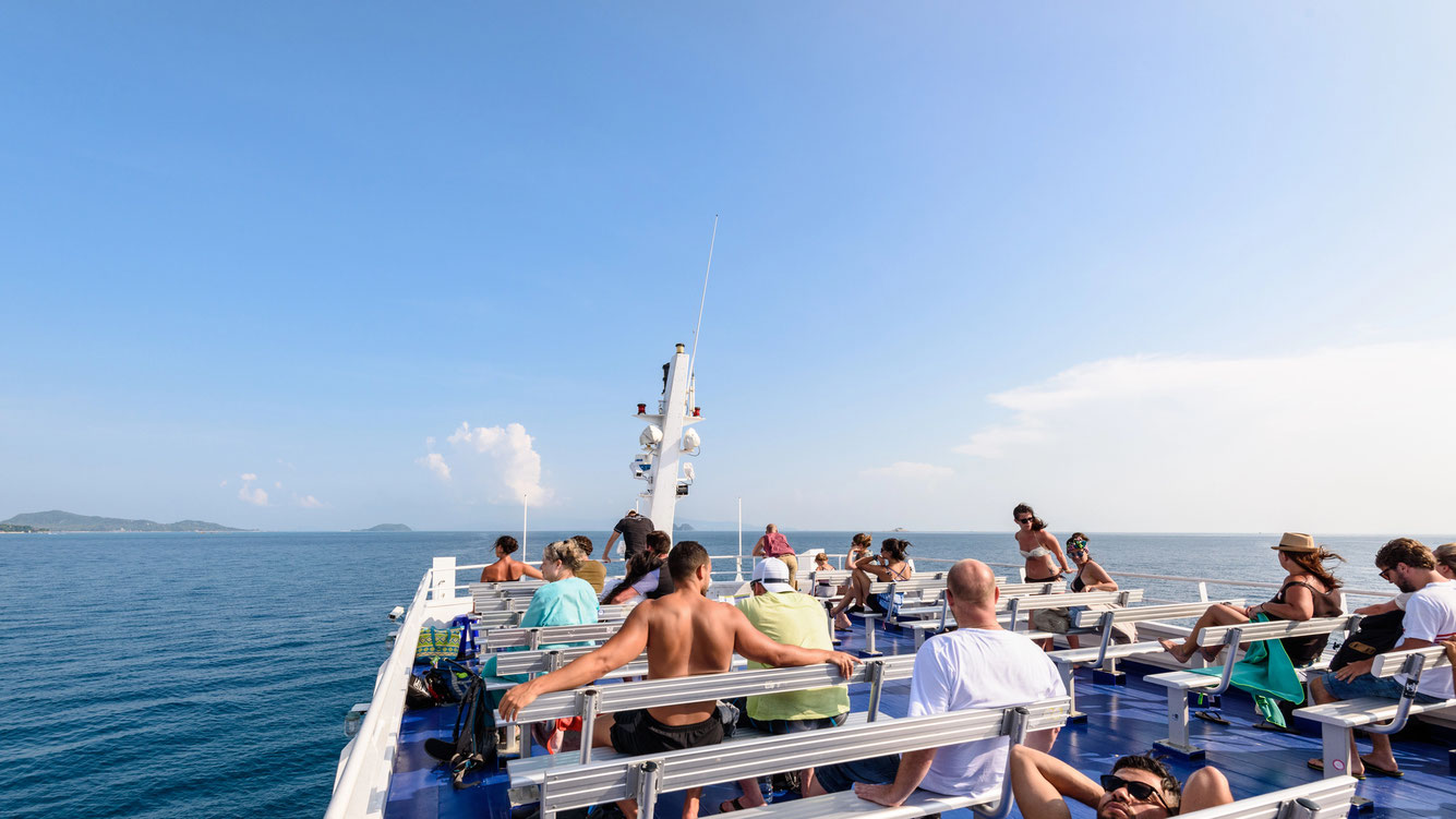 Von Surat Thani nach Koh Phangan: Eine Fähre bringt Reisende zu den Traumstränden von Koh Phangan.