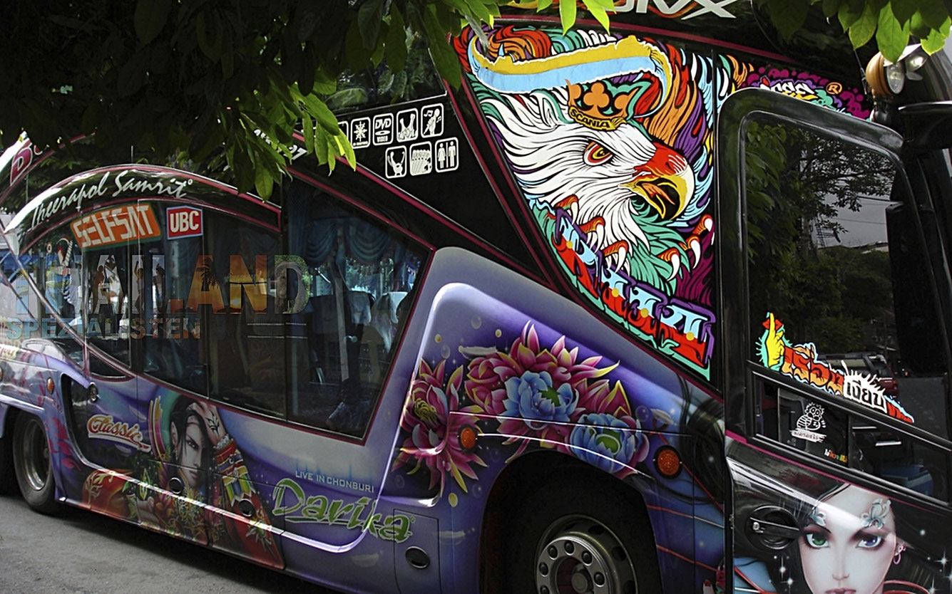 Thailändischer bunter Reisebus auf Bangkoks Strassen