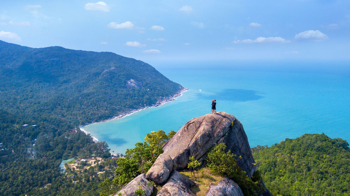 Zwei Touristen auf dem Aussichtspunkt auf Koh Phangan