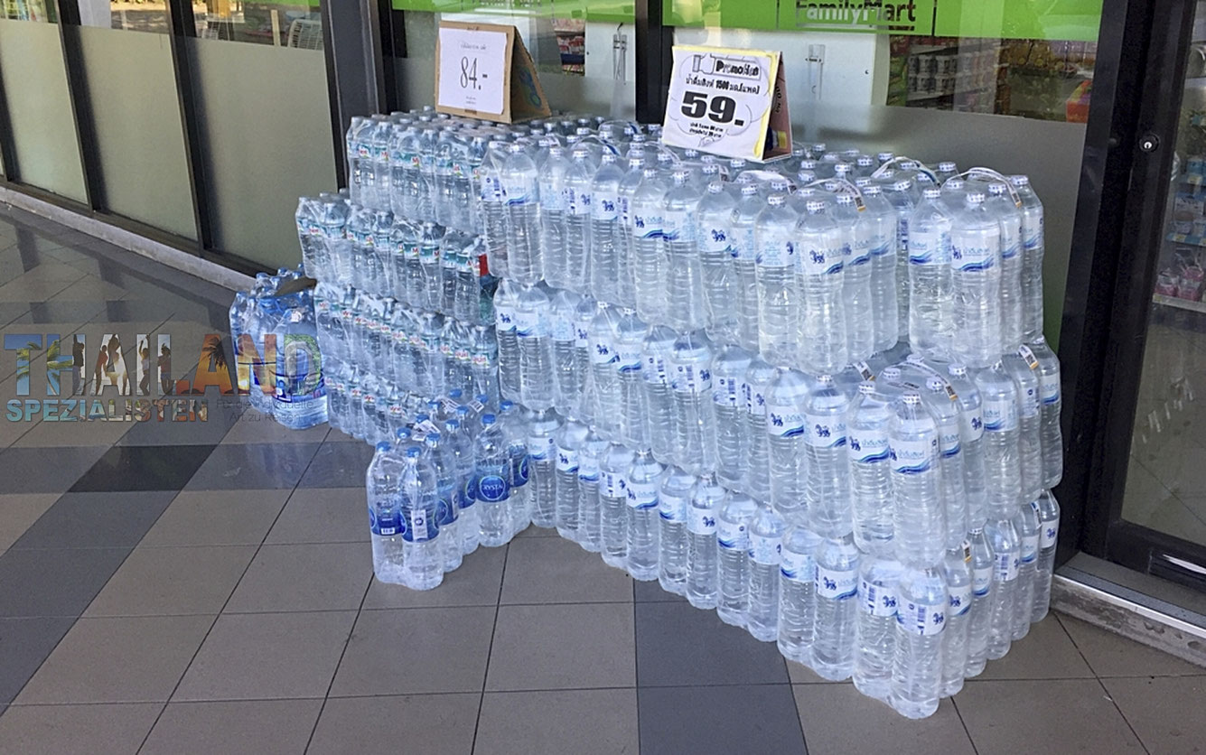 Trinkflaschen werden verkauft in Thailand vor einem Supermarkt
