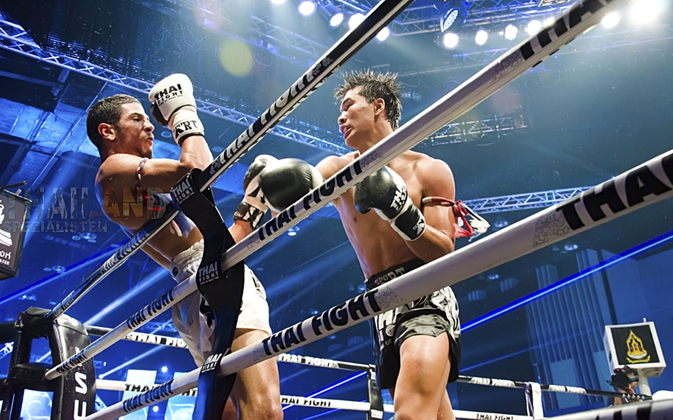 2 Thailändischer Muay Thai Boxer im Boxring in Pattaya