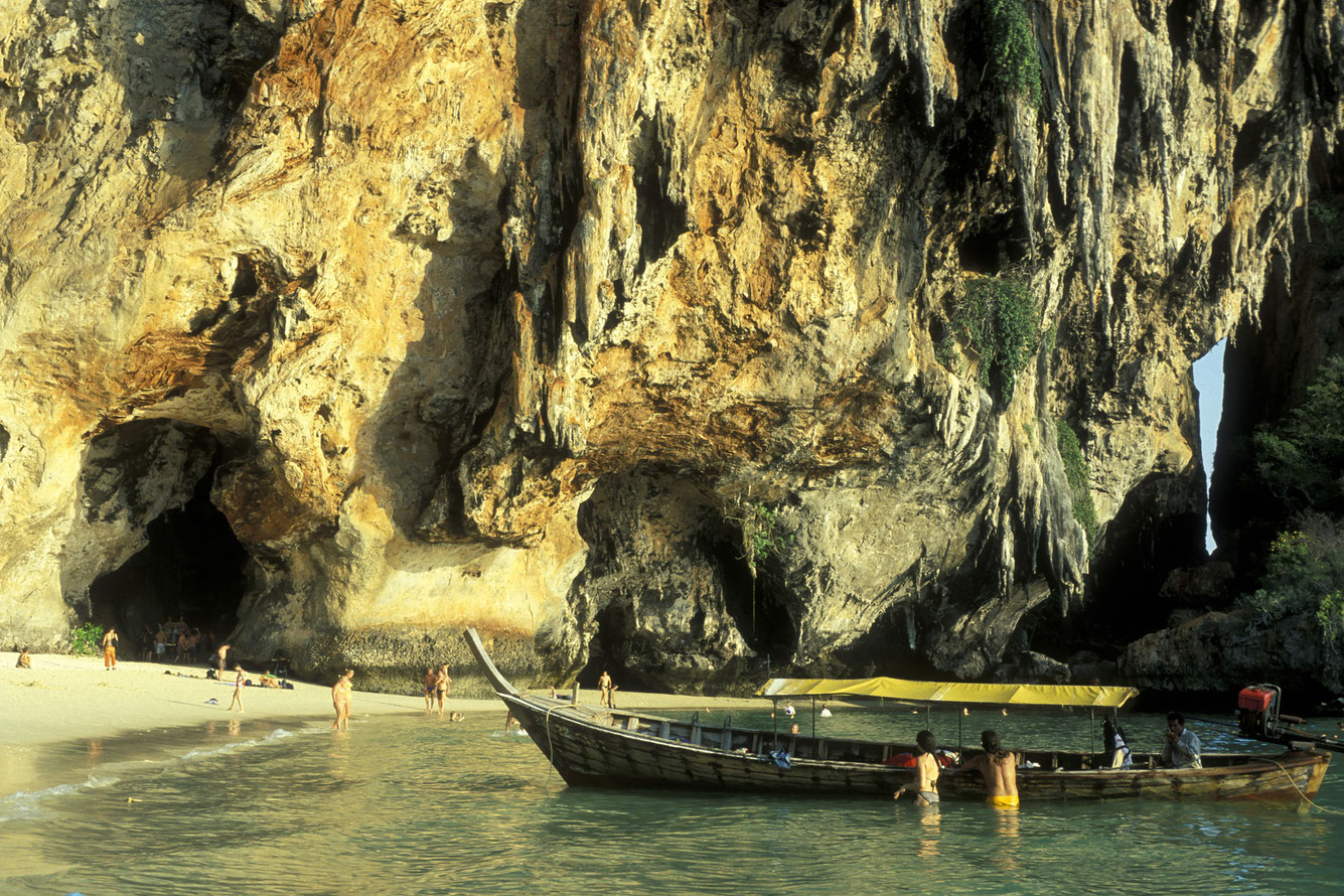 Auf der Phranang Cave Bay kann der Reisende ideal, schwimmen, Kajak fahren, Volleyball und Fußball spielen.