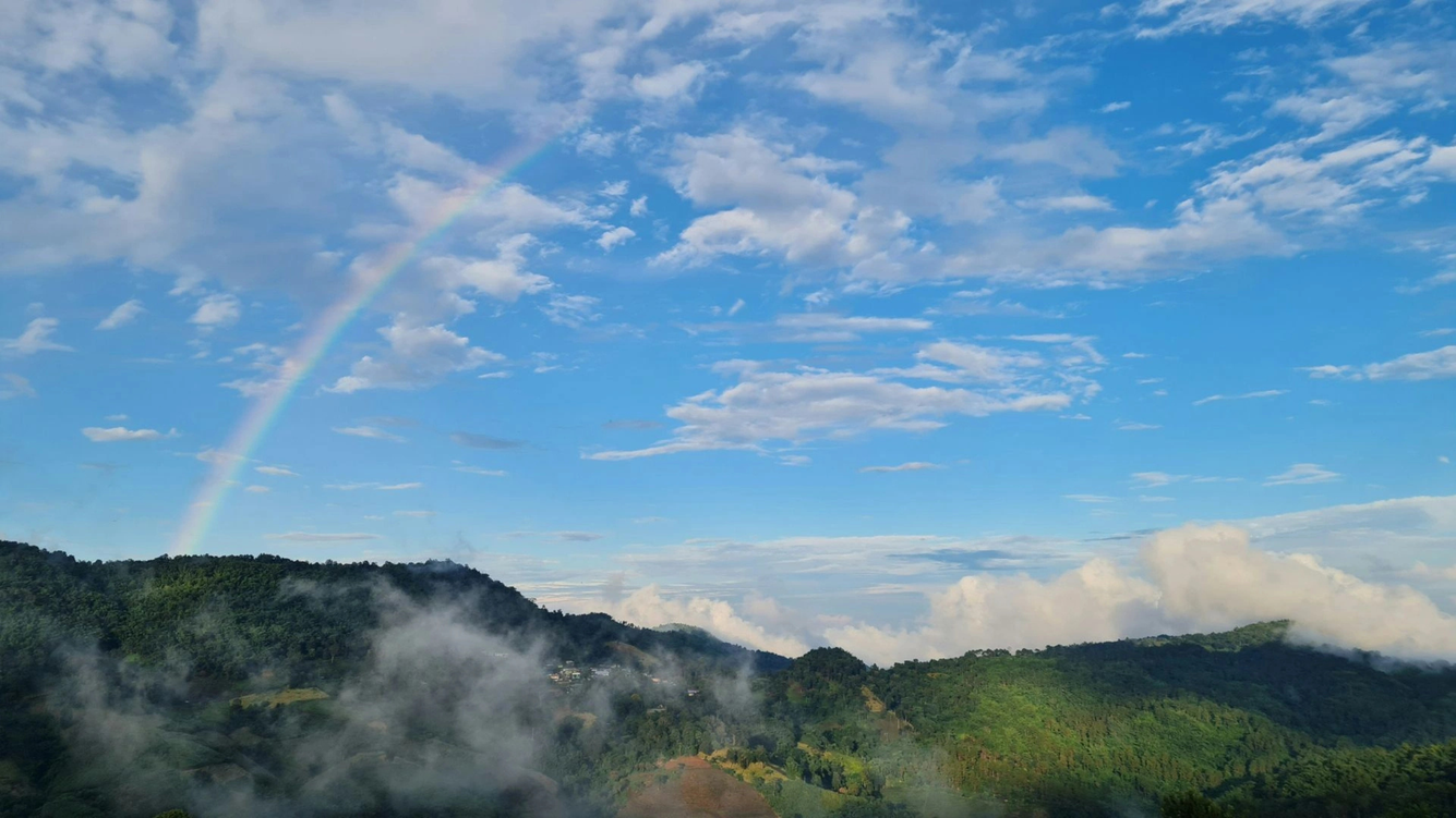 Regenbogen über dem Dschungel von Nordthailand