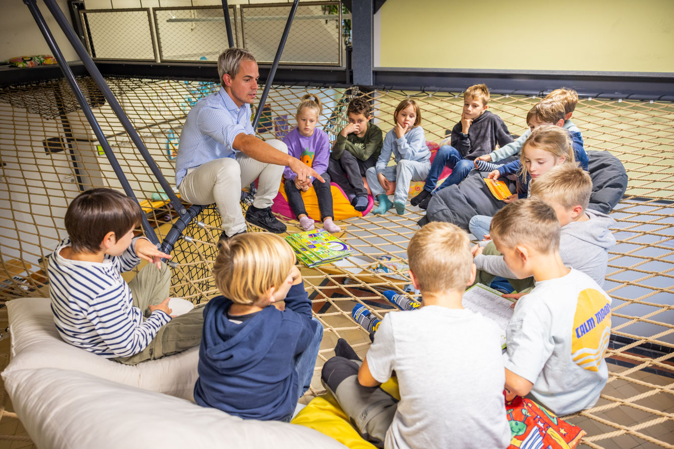 Kindergruppe_in_Netzwelt_andere_Lernform_Netz_im_Schulhaus
