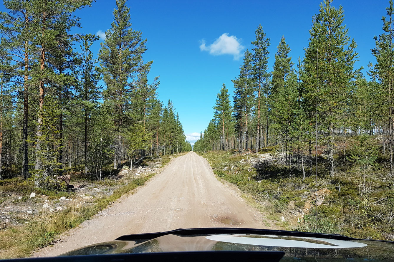#DriveYourOwnWay Schweden Landstrasse Weiterweg.de Skandinavien Finnland Norwegen Toyota Hilux 2.4 Revo 2.8 Invincible at33 at35 arctic truck #ProjektBlackwolf wolf78-overland.ch offroad overland expedition 4x4 ranger navara amarok gravle road waldweg