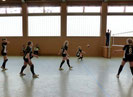 Sichere Ballannahme hin zur Zuspielerin.
