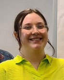 Cornelia Eletzhofer mit Zeugnis zur Einzelhandelskauffrau