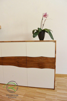 Sideboard Nussbaum furniert & weiß lackiert, Sideboard mit drehbarem Stehtresen, Schreibtischplatte in Nussbaum mit flächenbündiger Schreibtischunterlage in Möbellinoleum