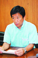 報道陣の質問に答える中山市長=4日、市役所