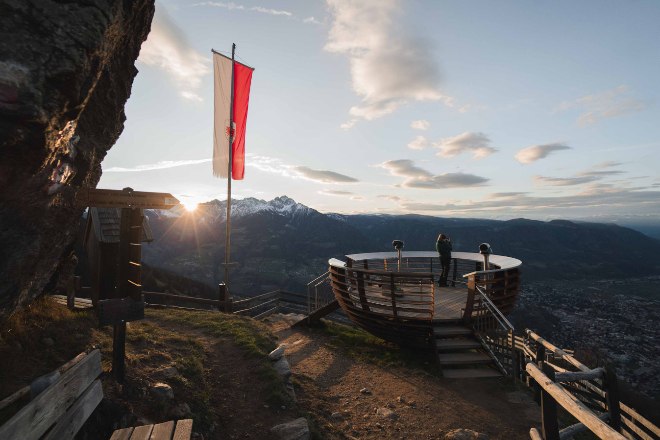 Sonnenaufgangswanderung von Dorf Tirol zum Aussichtskorb Hochmuth - Bergmoment über den Dächern von Meran in Südtirol  _fullwidth-story-splash