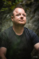 Portrait de Florian Bourdon, partenaire de Gaëlle Pagès sophrologue – Homme serein et apaisé dans la nature au Pertuis, illustrant la collaboration professionnelle et l'accompagnement bien-être en Haute-Loire.
