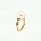 Titelbild der Ringe. Unikat-Ring aus der Gremlin Kollektion in Gelbgold mit einem gelben Turmalin, von der Goldschmiede OBSESSION, Wetzikon.