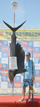 「与那国島国際カジキ釣り大会」の競技初日。トローリングの部で暫定1位に輝いた「イン・ザ・ミラー」は30㌔のバショウカジキを釣り上げた=5日午後、与那国町の久部良漁港(与那国町役場提供)