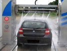 Voiture dans une station de lavage