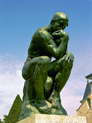 Statue représentant un homme en train de méditer, semblant devoir faire face à un profond dilemme.