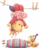 fillette acrobate suspendue et chaton avec chapeau de cirque