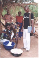 Les femmes transformatrices du manioc en pâte de manioc