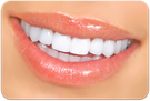 Weiße Zähne mit Bleaching (Zahnaufhellung) (© Kurhan - Fotolia.com)