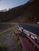 Parkmöglichkeit und Bänke direkt an der Fotolocation in Valwigerberg