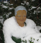Betonfigur alte Frau im Schnee
