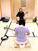 お稽古風景~正座が辛い方へは椅子と譜面台の用意もございます。