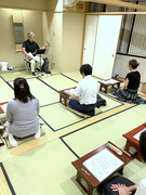 お稽古風景〈現在は間隔を大きく取り、マスクご着用。先生とは透明シート越しの対面稽古中です〉）