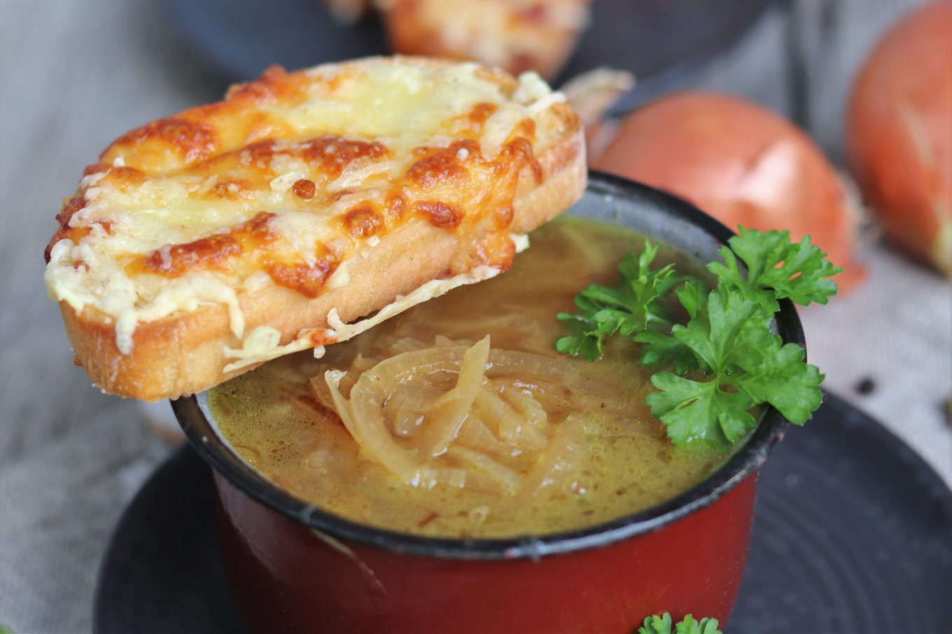 Zwiebelsuppe mit gerösteten Käsebaguette - food-stories/ein ...