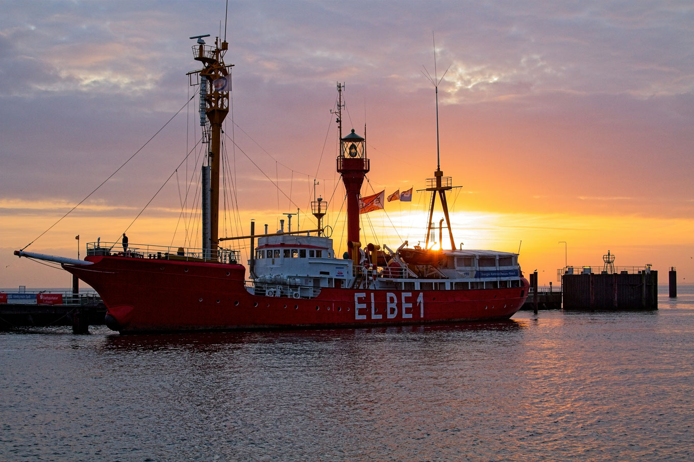 Das Feuerschiff "Bürgermeister O'swald II" an seinem Liegeplatz in Cuxhaven bei Sonnenaufgang