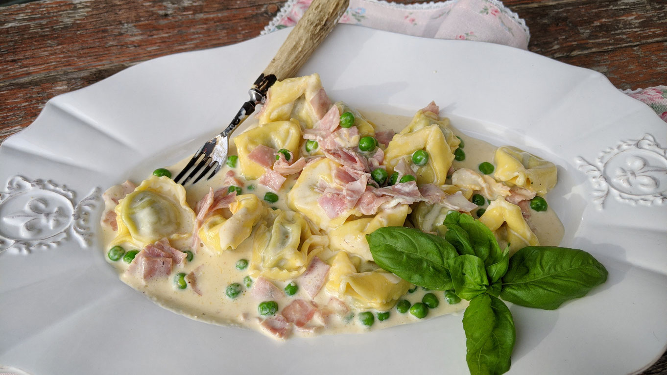Tortellini alla panna (Schinken-Sahne-Sauce) - LelaLecker die Küchenfee