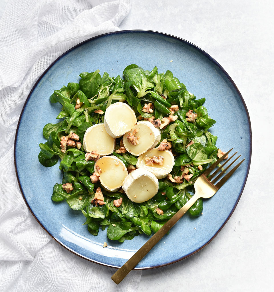 Feldsalat. Mit Honig-Senf-Dressing & angeschmolzenem Ziegenkäse. - mix ... Feldsalat. Mit Honig-Senf-Dressing & angeschmolzenem Ziegenkäse. - mix ...