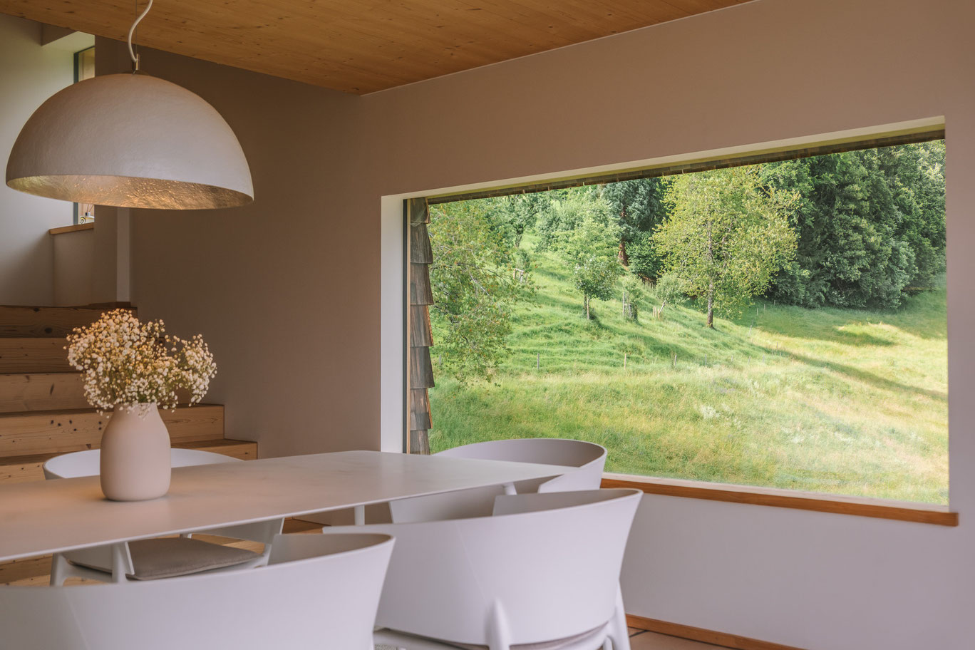 Jägersberg – your happy place in the Bavarian Alps High above Oberstdorf, where comfort feels natural and the view never gets old. Member of Mountain Hideaways ©Mela Hipp _fullwidth-story-splash