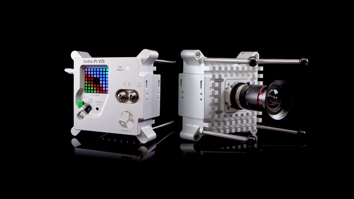 Astro_Pi_Computer_der_ISS_Grau_Farbig_Objektiv